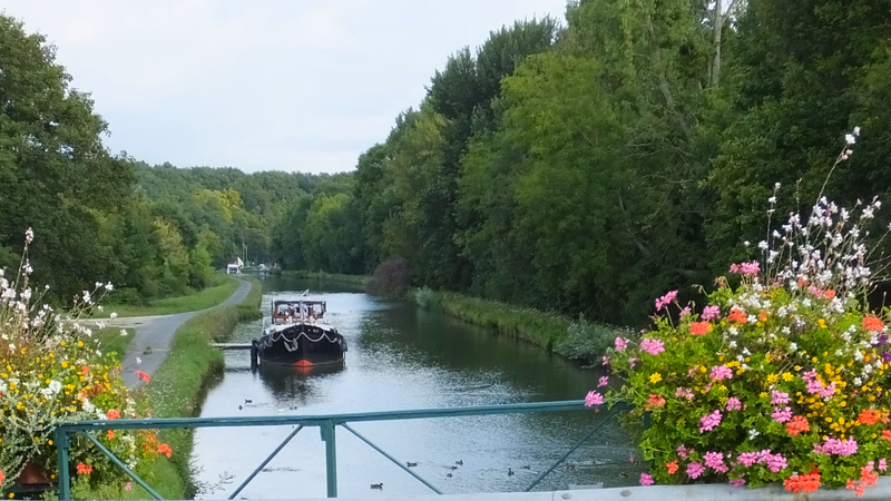 Canal du Loiret le long de la Scandibérique